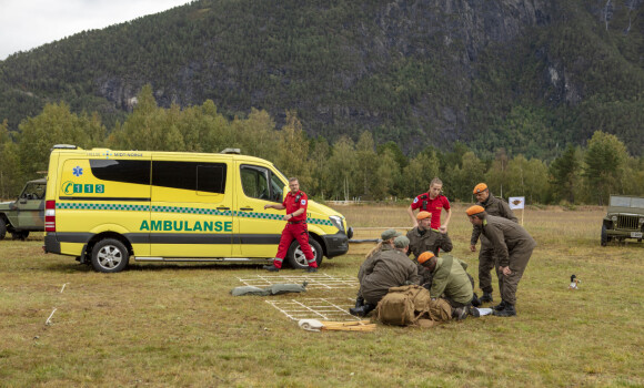 LEGEHJELP: Ambulansen ble tilkalt og Wanda måtte bli fraktet fra innspillingen. Foto: Matti Bernitz / TV 2 LEGEHJELP: Ambulansen ble tilkalt og Wanda måtte bli fraktet fra innspillingen. Foto: Matti Bernitz / TV 2